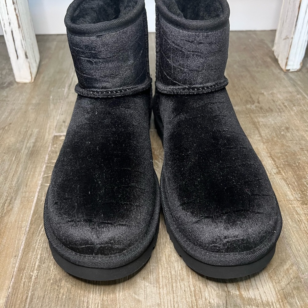 BLACK UGGS